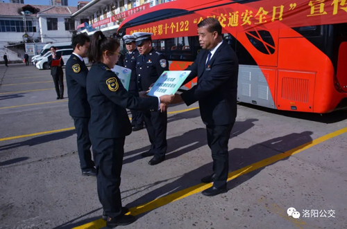 公交、交警戮力同心保安全