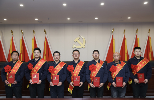 0206 修理能手從左至右依次為 邵冠峰、王寶玉、潘春樂、李龍、許特斯、韓利杰、寇增亮.jpg