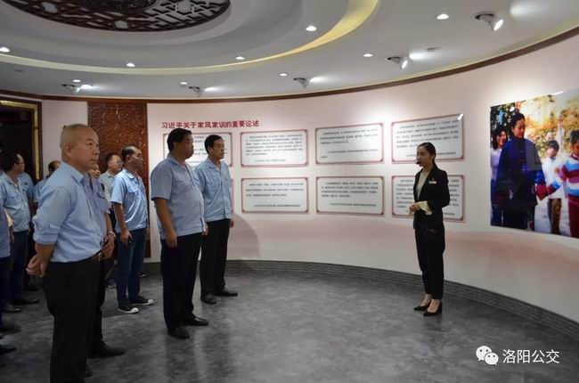 集團(tuán)機(jī)關(guān)組織黨員到“市民之家”廉潔文化宣傳教育館、家風(fēng)家訓(xùn)館和黨建館參觀學(xué)習(xí)