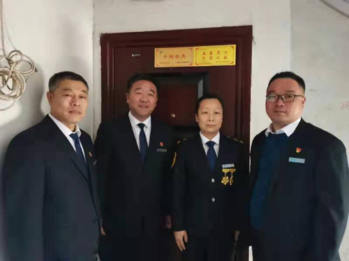 “一人得獎(jiǎng)，全家光榮” 送“牌”上門，集團(tuán)為標(biāo)兵先進(jìn)送去榮譽(yù)喜報(bào)牌匾