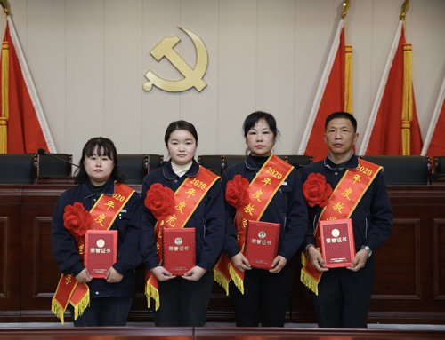 0207 從左至右依次為 點(diǎn)鈔能手王璐、充值能手孫昭娣、教學(xué)能手王慧娟、孫衛(wèi)東.jpg