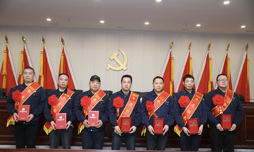 0202  標(biāo)兵從左至右依次為 苗田、尤建鵬、劉德斌、褚聰偉、王占峰、解偉強(qiáng)、馬群藝.jpg